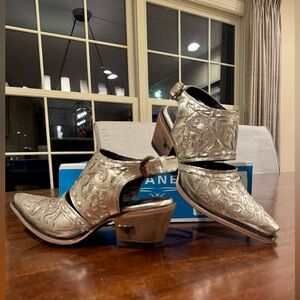 LANE Robin Slingback Mule in Champagne Metallic Size: 9.0